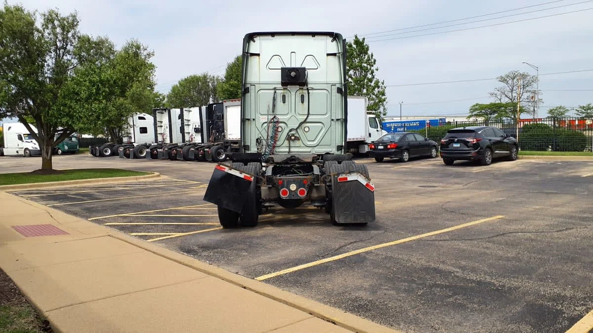 2020 Freightliner Cascadia in Oak Creek, WI — photo 5