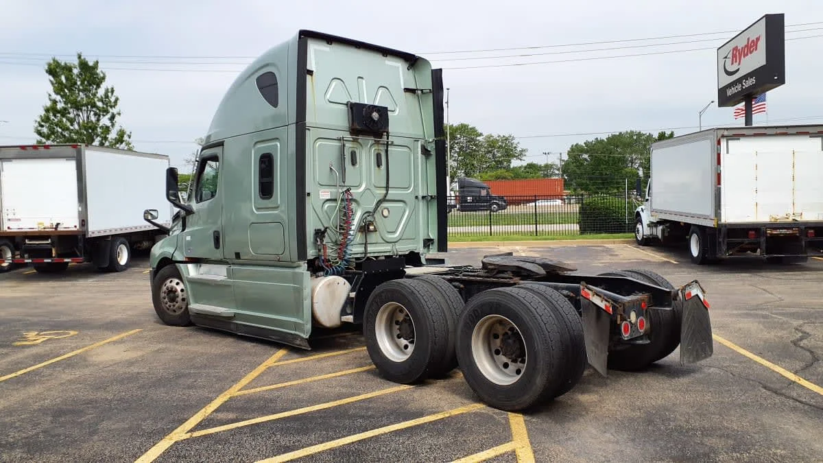 2020 Freightliner Cascadia in Oak Creek, WI — photo 6