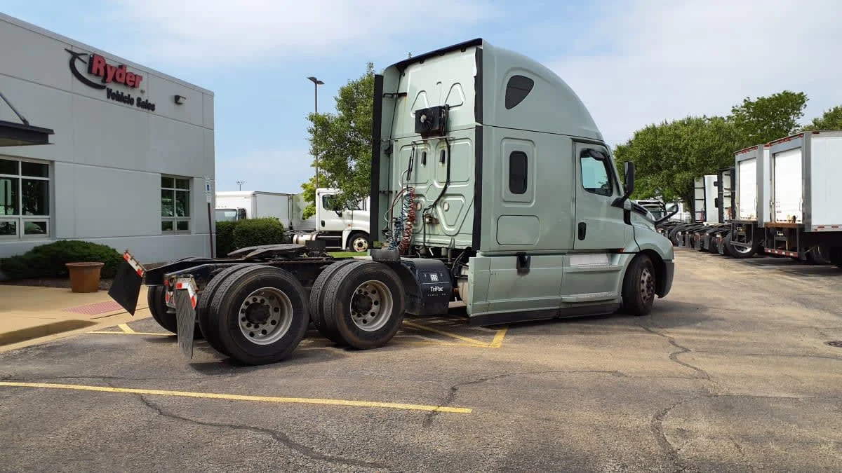 2020 Freightliner Cascadia in Oak Creek, WI — photo 4
