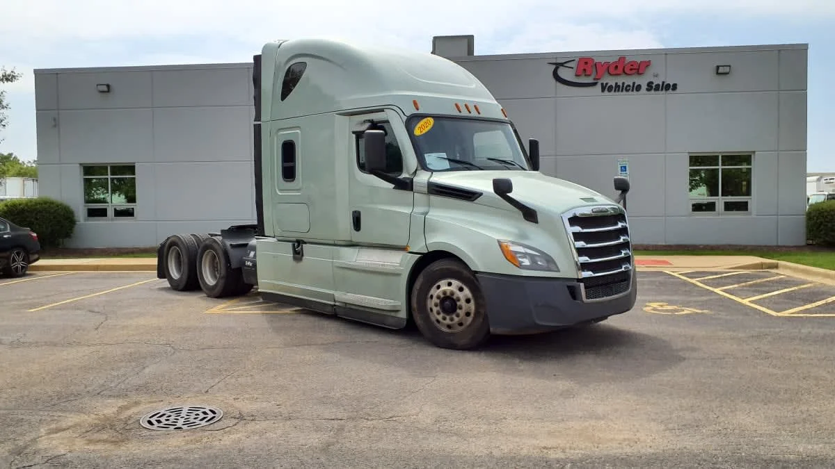 2020 Freightliner Cascadia in Oak Creek, WI — photo 3