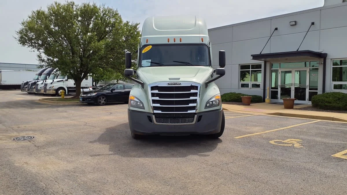 2020 Freightliner Cascadia in Oak Creek, WI — photo 2