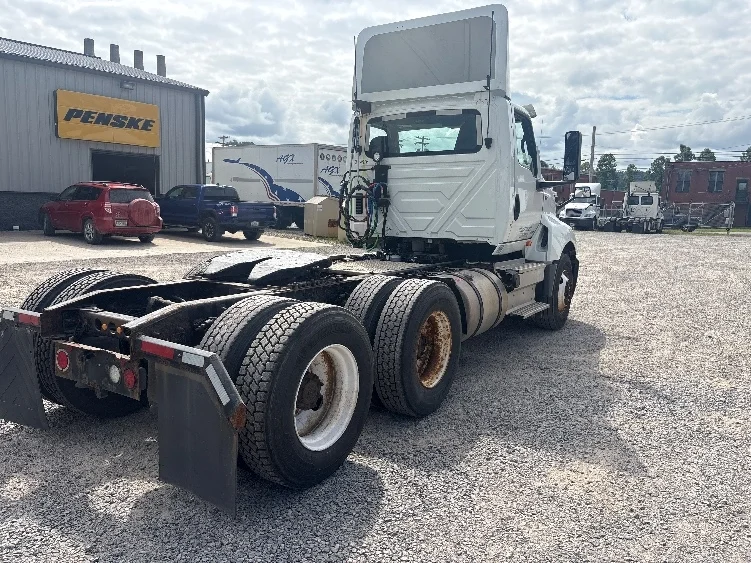 2019 International LT in Akron, OH — photo 7