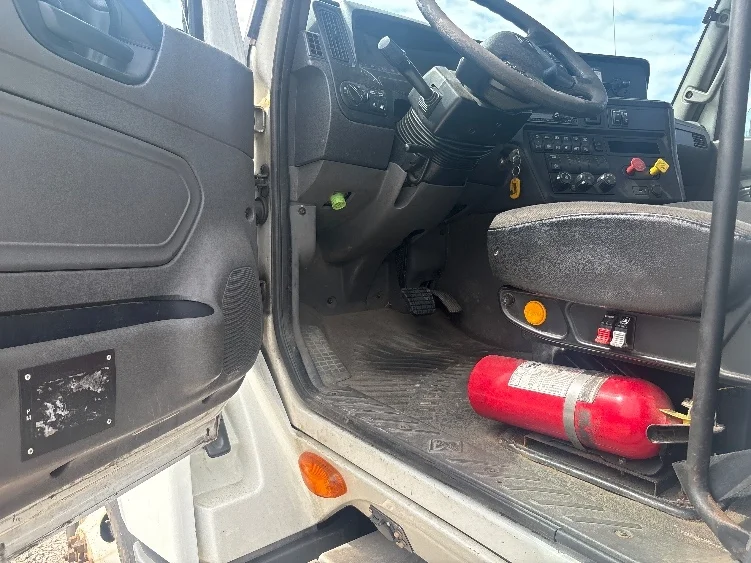 2019 International LT in Akron, OH — photo 9