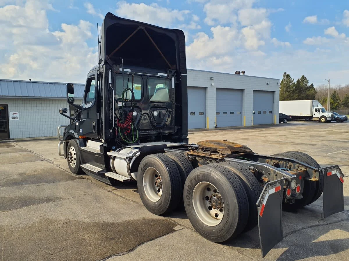 2020 Freightliner Cascadia in Oak Creek, WI — photo 6