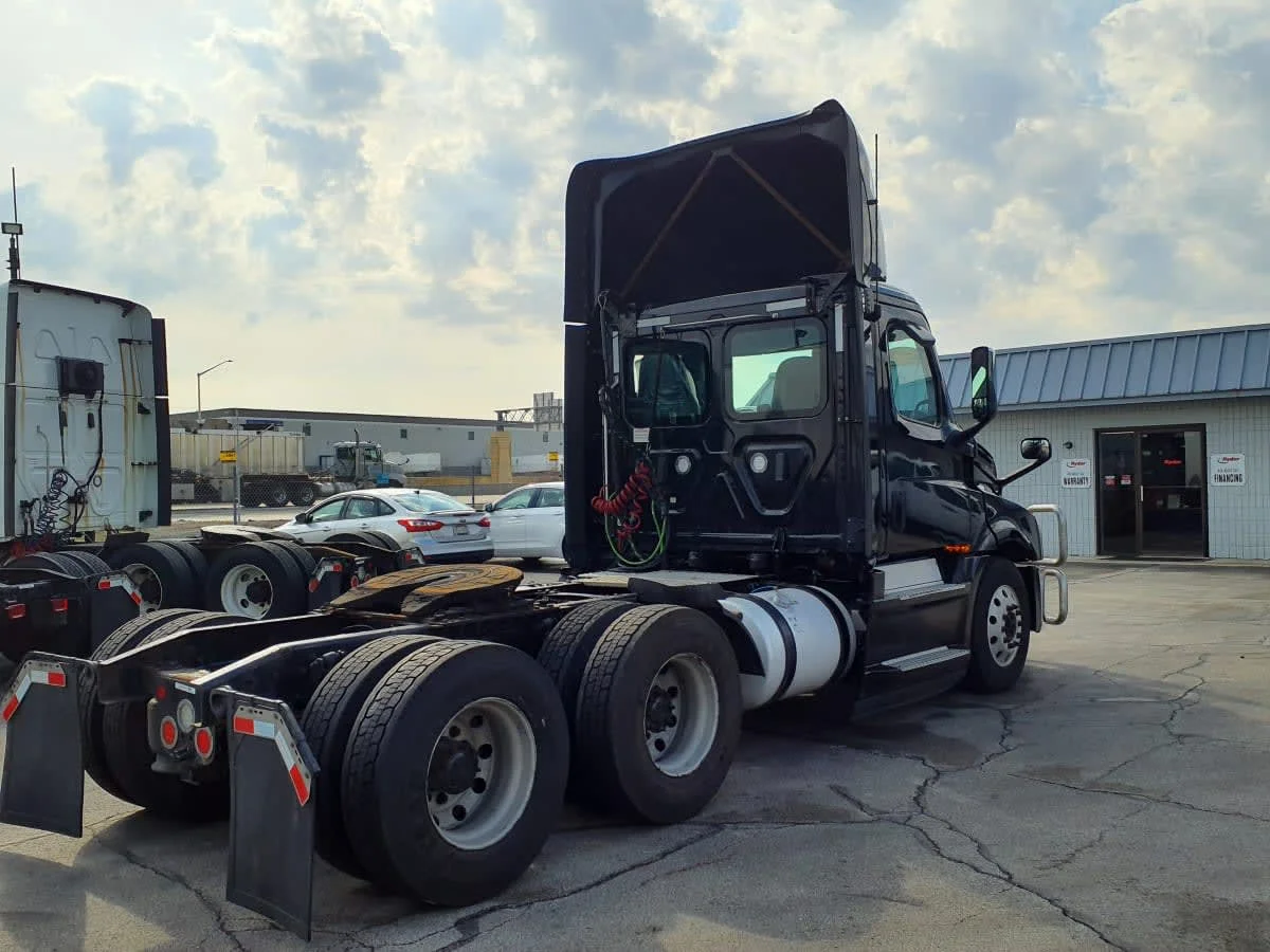 2020 Freightliner Cascadia in Oak Creek, WI — photo 4