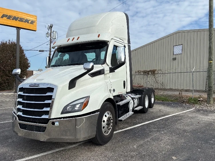 2021 Freightliner Cascadia - image 3
