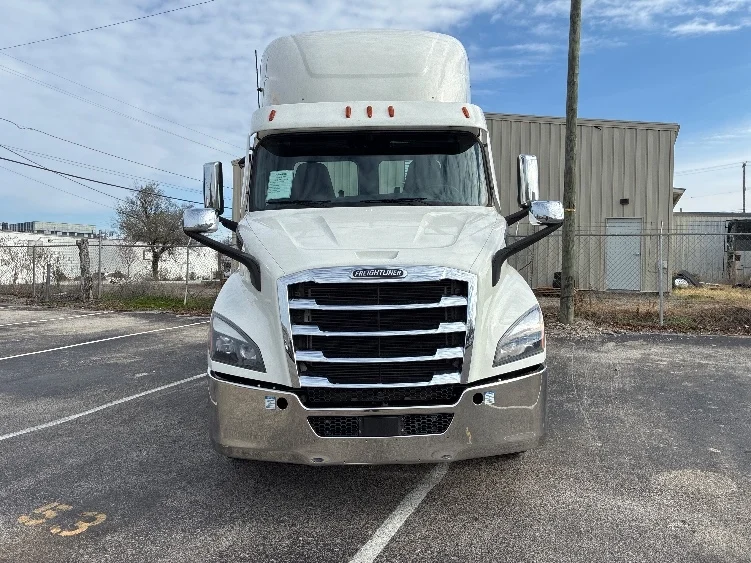 2021 Freightliner Cascadia - image 2