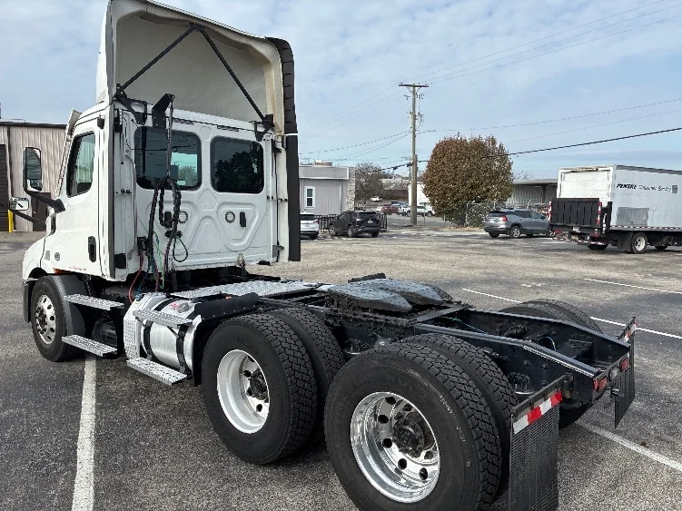 2021 Freightliner Cascadia - image 5