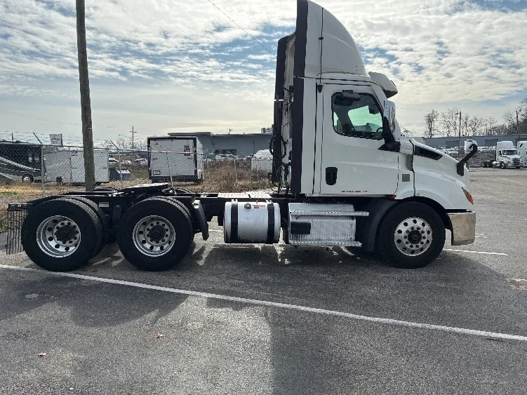 2021 Freightliner Cascadia - image 8