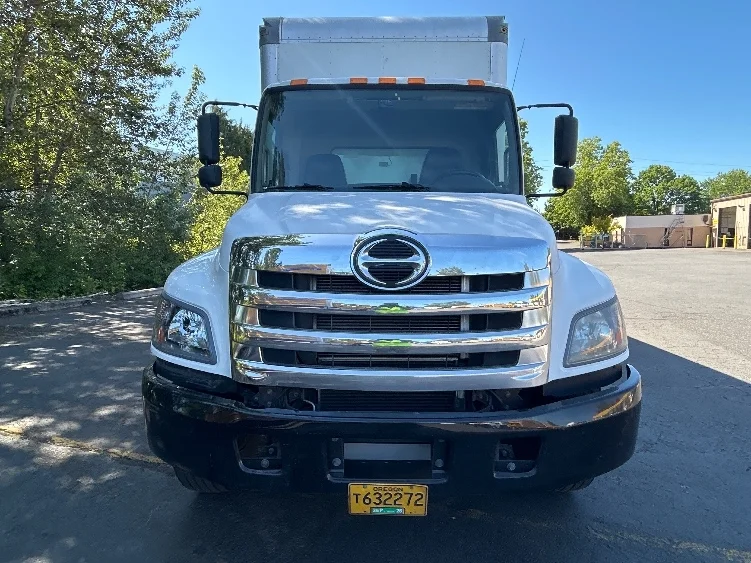 2020 Hino 268 in Clackamas, OR — photo 2