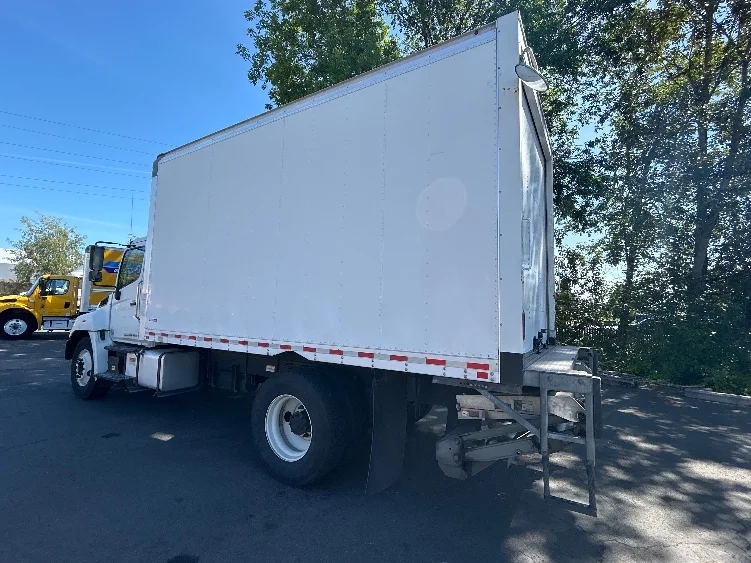 2020 Hino 268 in Clackamas, OR — photo 6