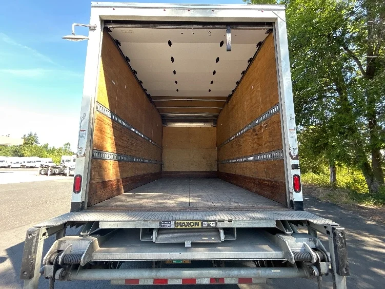 2020 Hino 268 in Clackamas, OR — photo 8
