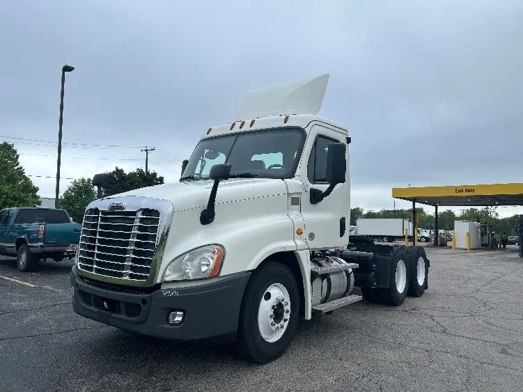 2019 Freightliner Cascadia - image 3