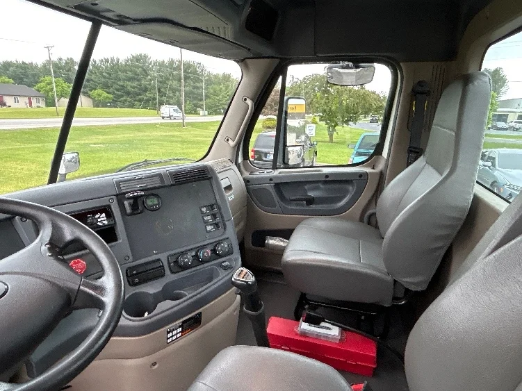 2019 Freightliner Cascadia - image 10