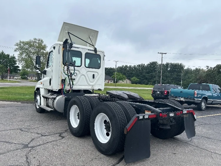 2019 Freightliner Cascadia - image 5