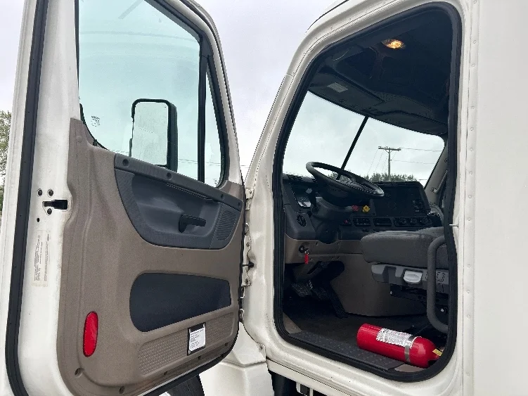 2019 Freightliner Cascadia - image 9