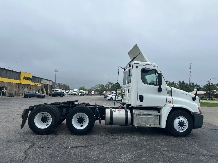 2019 Freightliner Cascadia - image 8