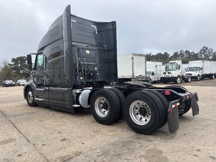 2020 Volvo VNL 760 - image 5