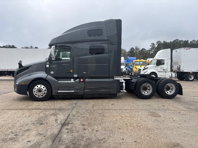 2020 Volvo VNL 760 - image 4