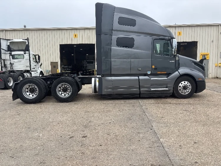 2020 Volvo VNL 760 - image 8