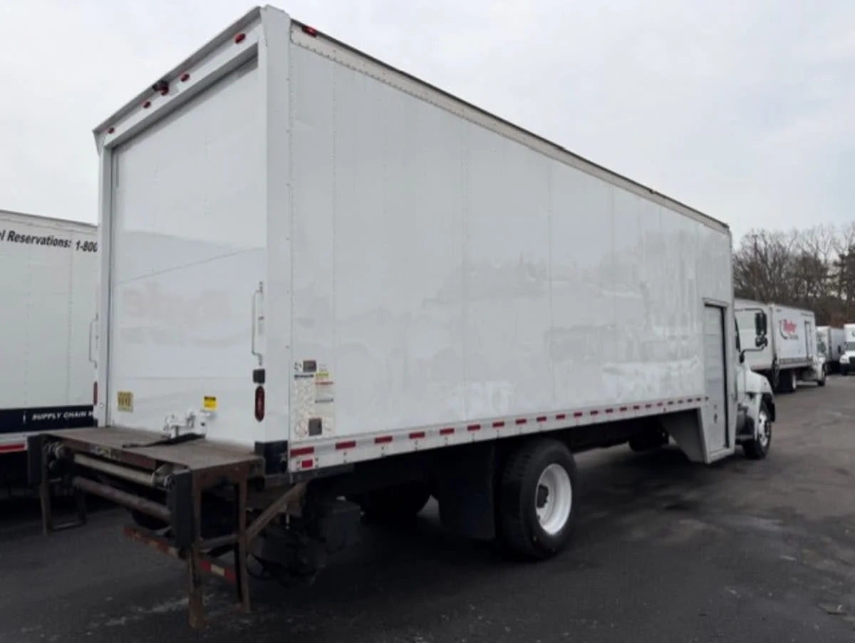 2017 Hino 268 - image 4