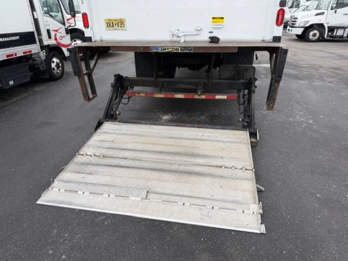 2017 Hino 268 - image 10