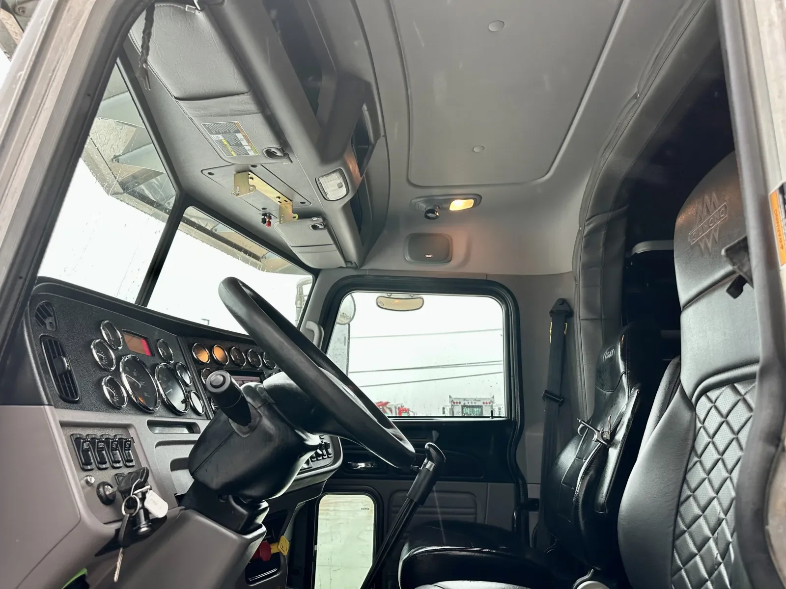 2016 Peterbilt 389 - image 13