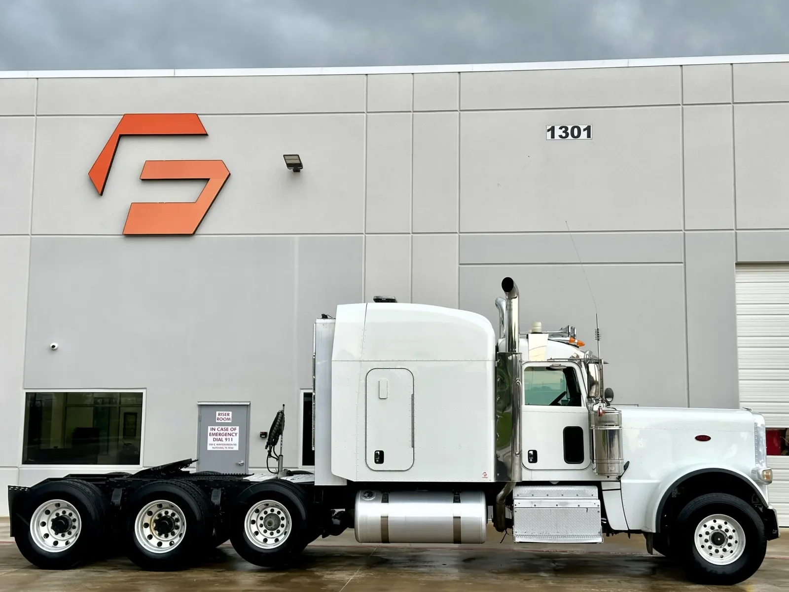 2016 Peterbilt 389 - image 3