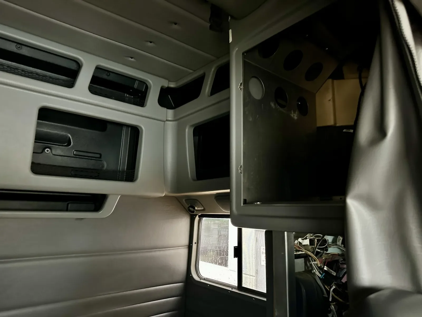 2016 Peterbilt 389 - image 23