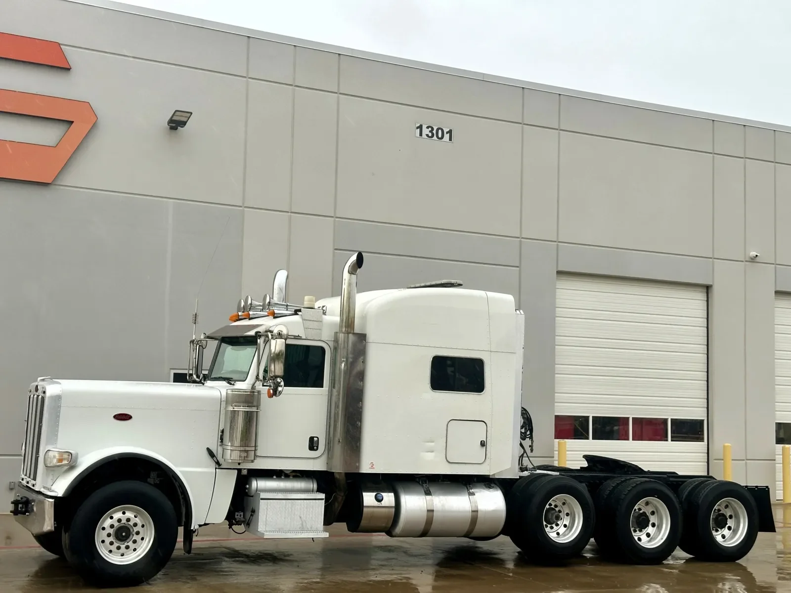 2016 Peterbilt 389 - image 2