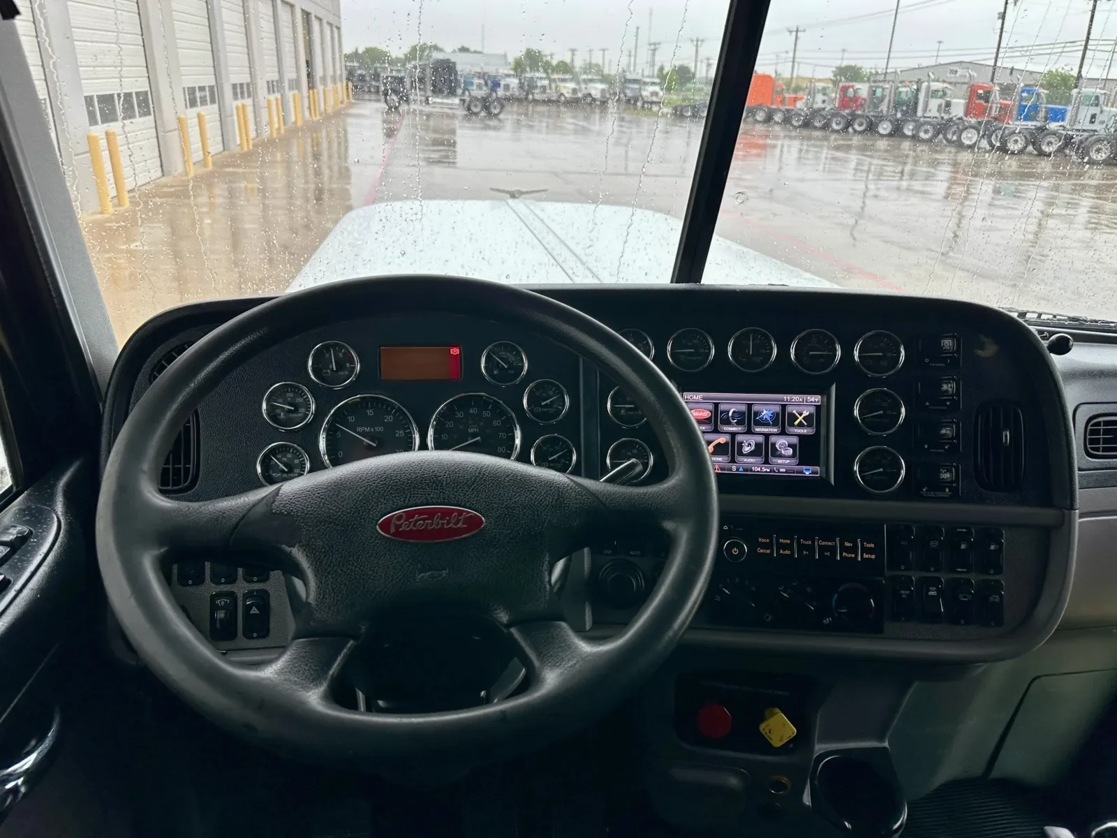 2016 Peterbilt 389 in Hutchins, TX — photo 15