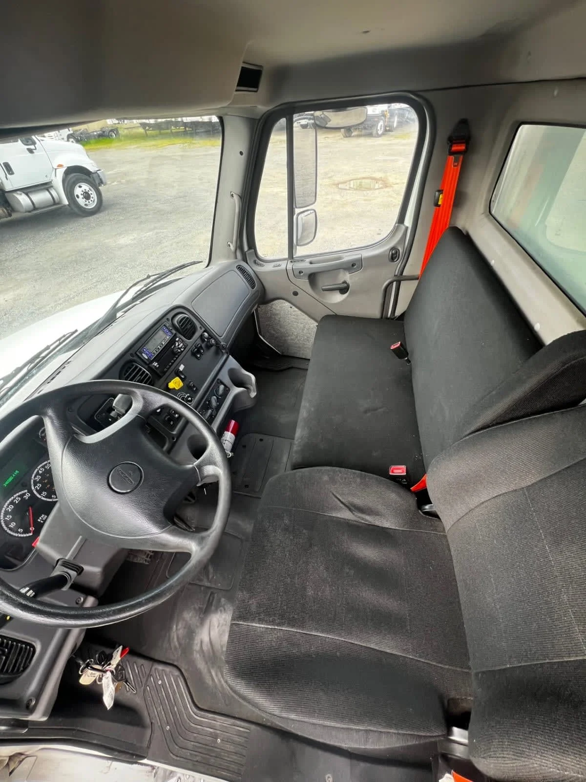 2018 Freightliner M2 106 - image 8