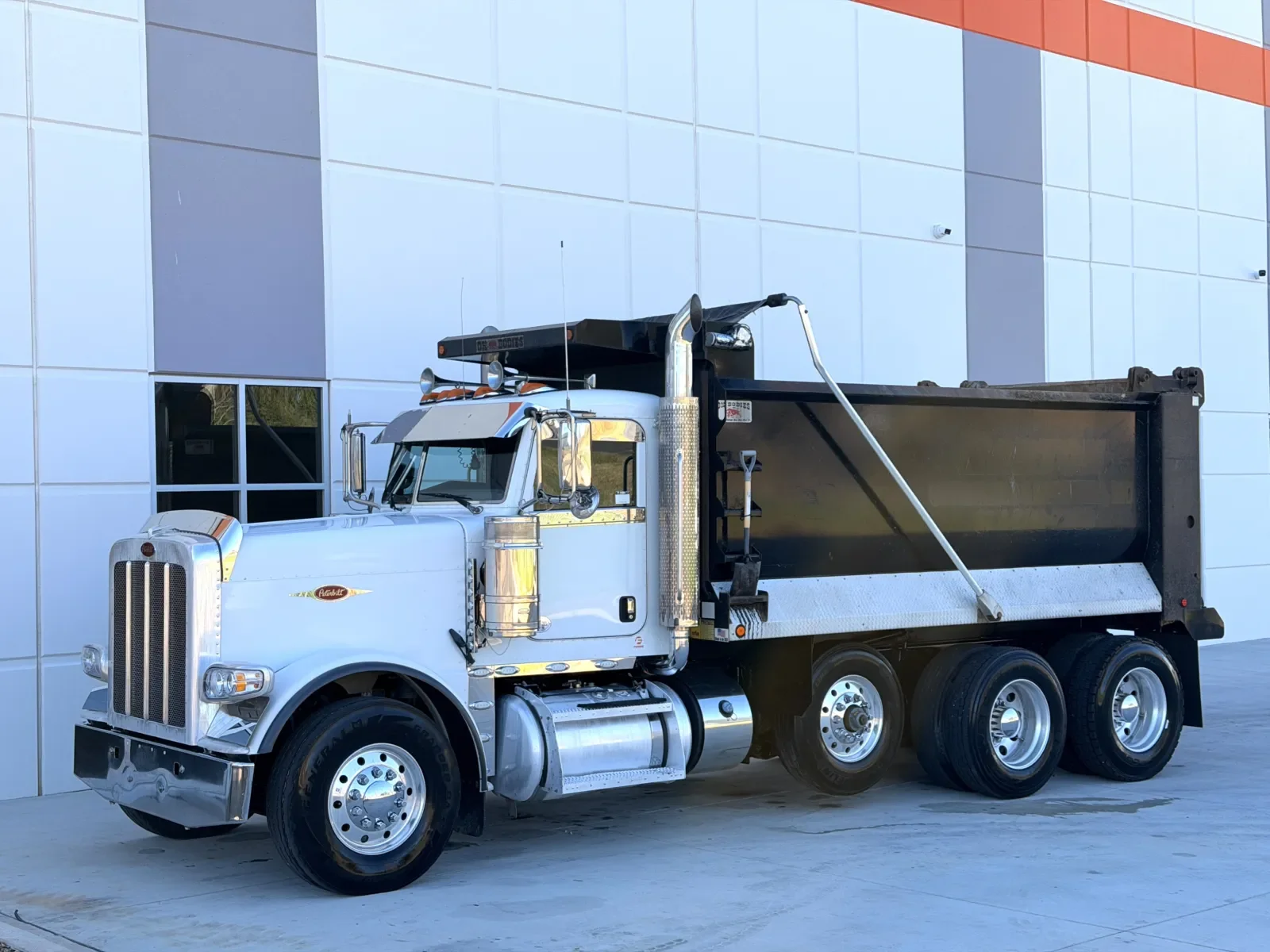 2021 Peterbilt 389 - image 3