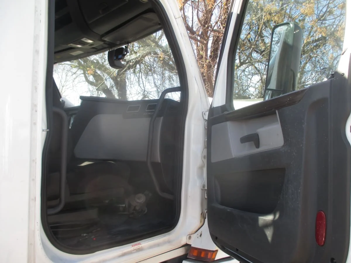 2020 Freightliner Cascadia - image 6