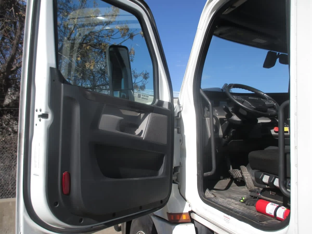 2020 Freightliner Cascadia - image 5