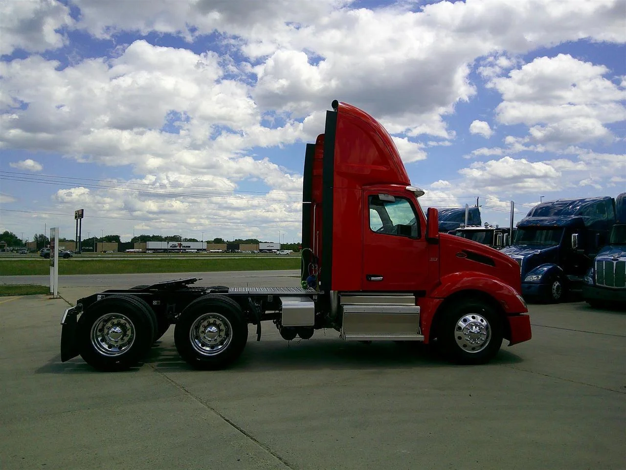 2027 Peterbilt 579 in Fargo, ND — photo 4