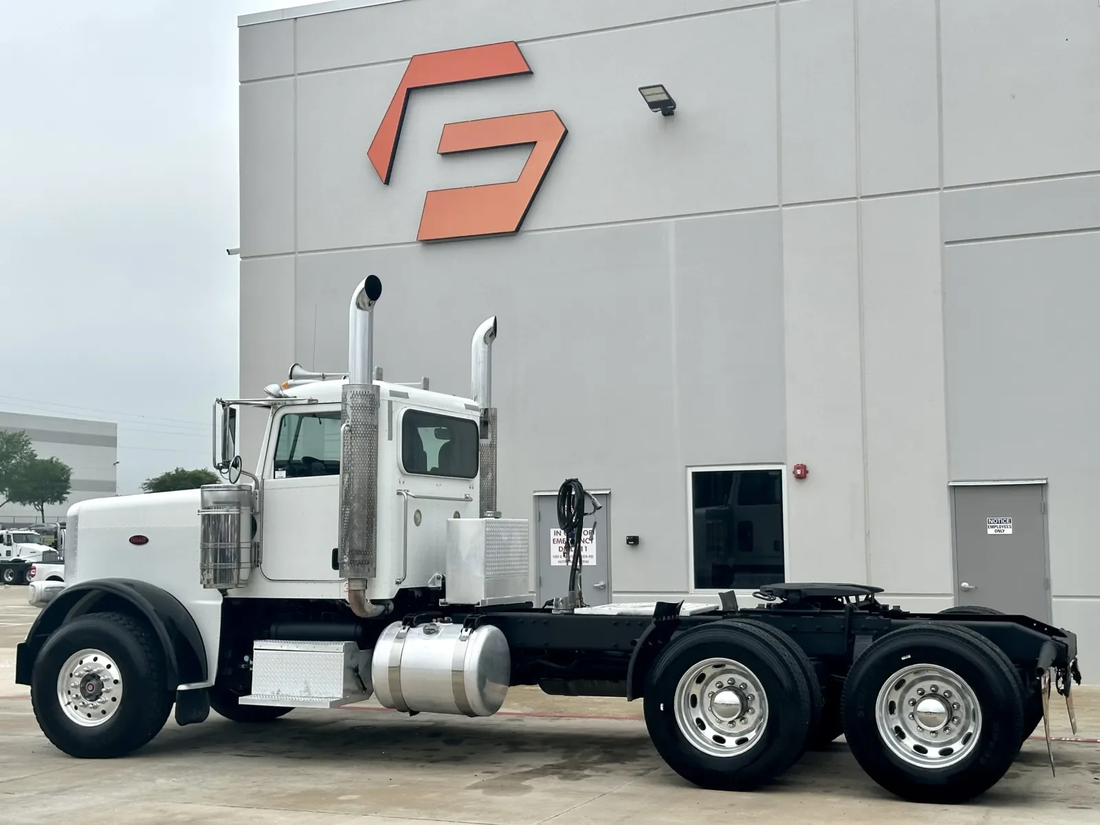 2013 Peterbilt 388 in Hutchins, TX — photo 6