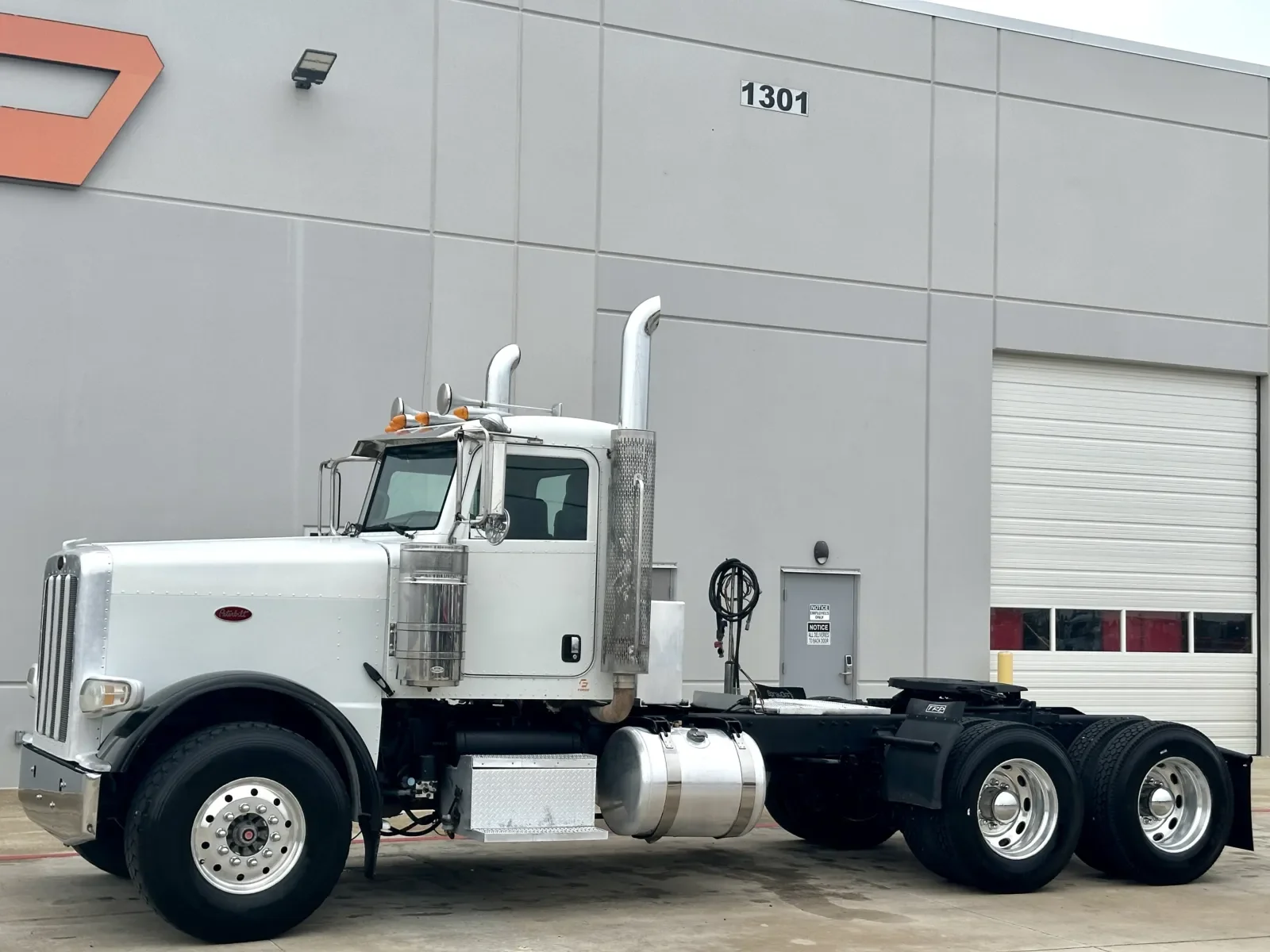 2013 Peterbilt 388 in Hutchins, TX — photo 2