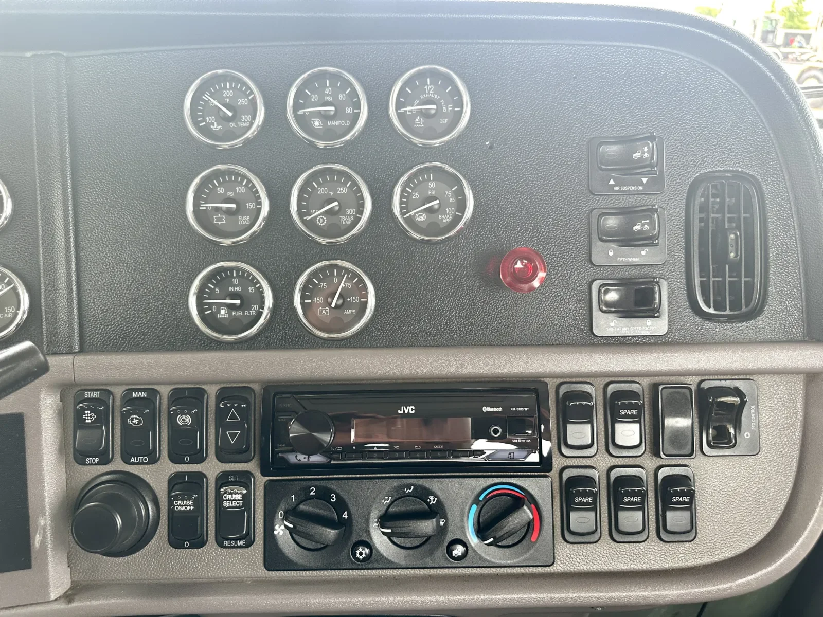 2013 Peterbilt 388 in Hutchins, TX — photo 18
