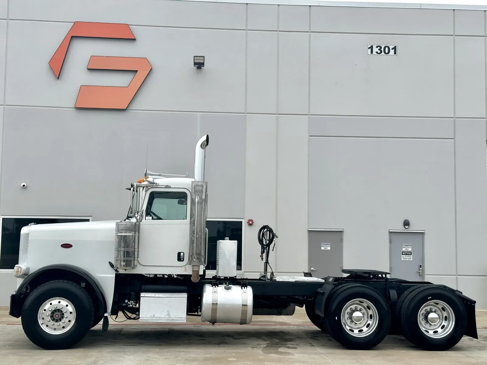 2013 Peterbilt 388 in Hutchins, TX — photo 4