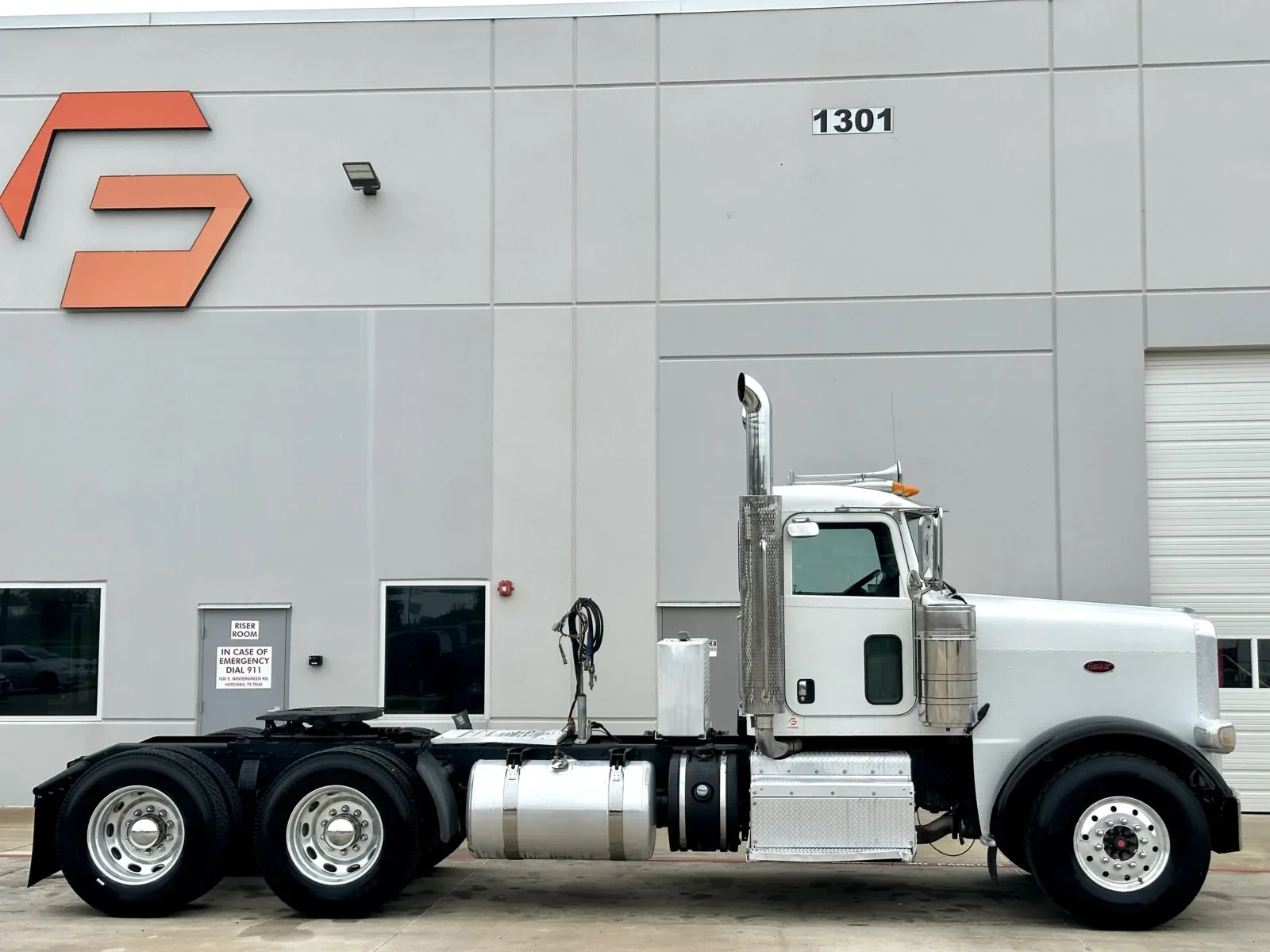 2013 Peterbilt 388 in Hutchins, TX — photo 3
