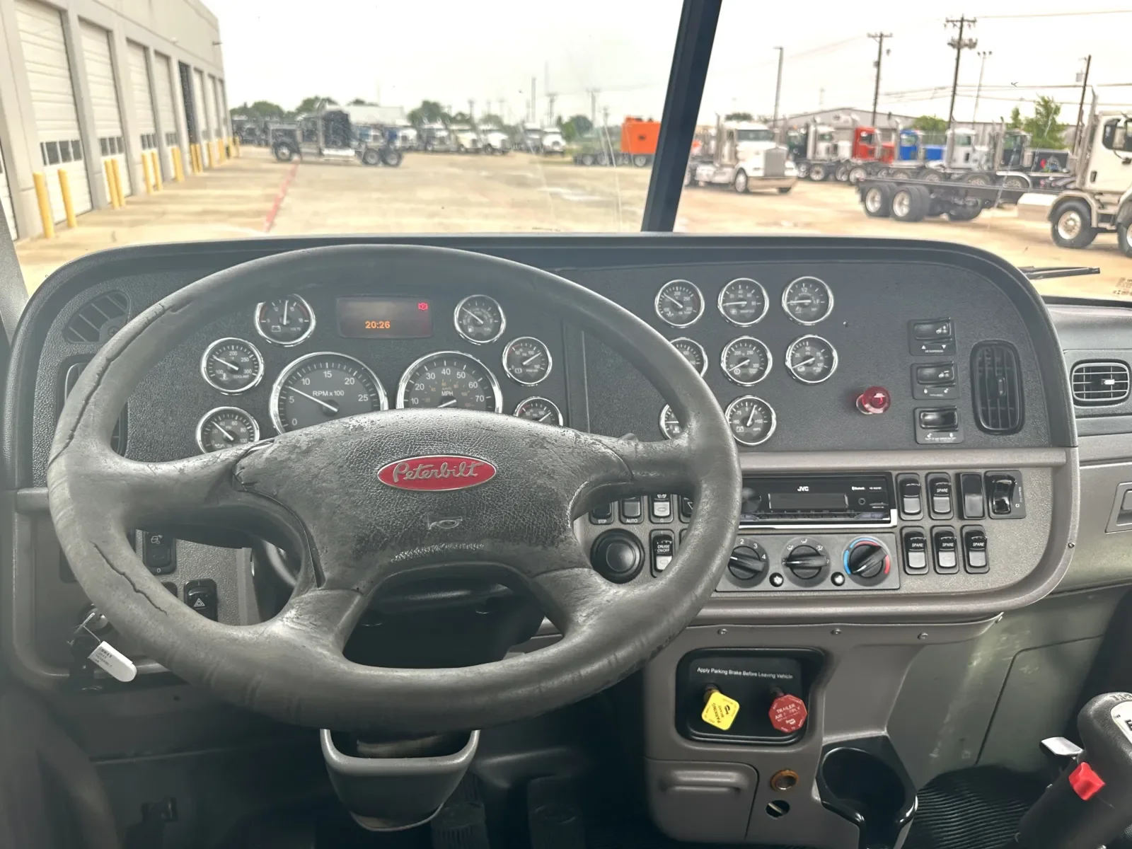 2013 Peterbilt 388 in Hutchins, TX — photo 16
