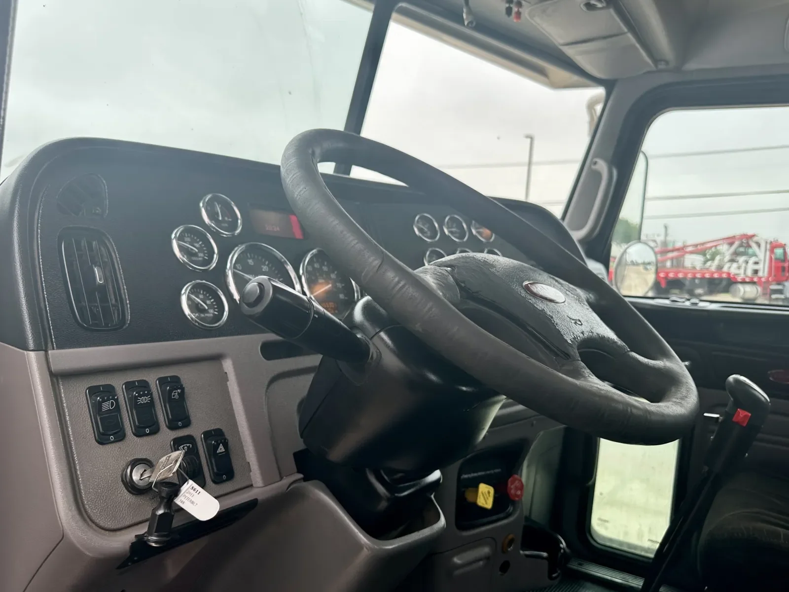 2013 Peterbilt 388 in Hutchins, TX — photo 15