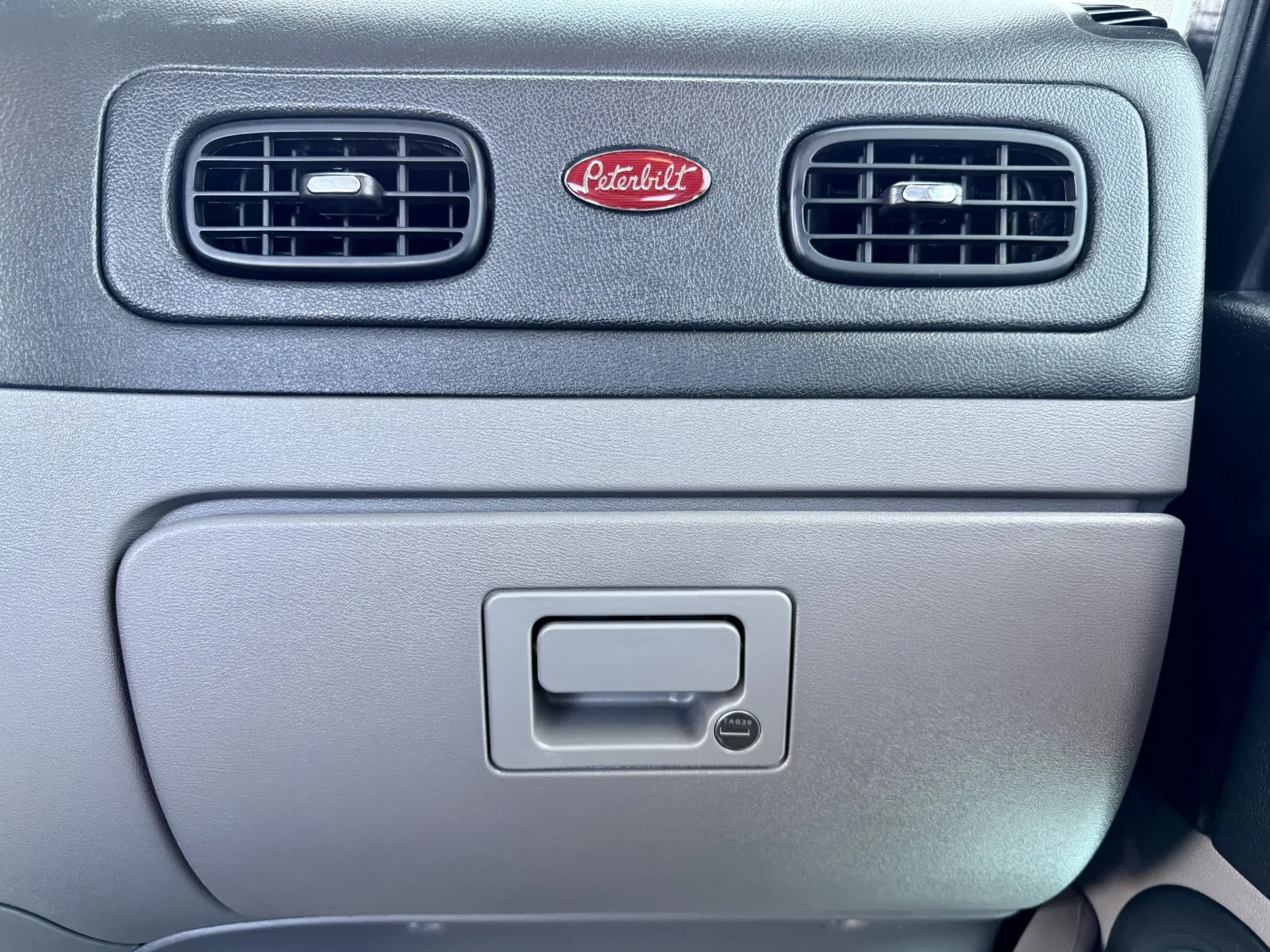 2022 Peterbilt 389 in New Lenox, IL — photo 19