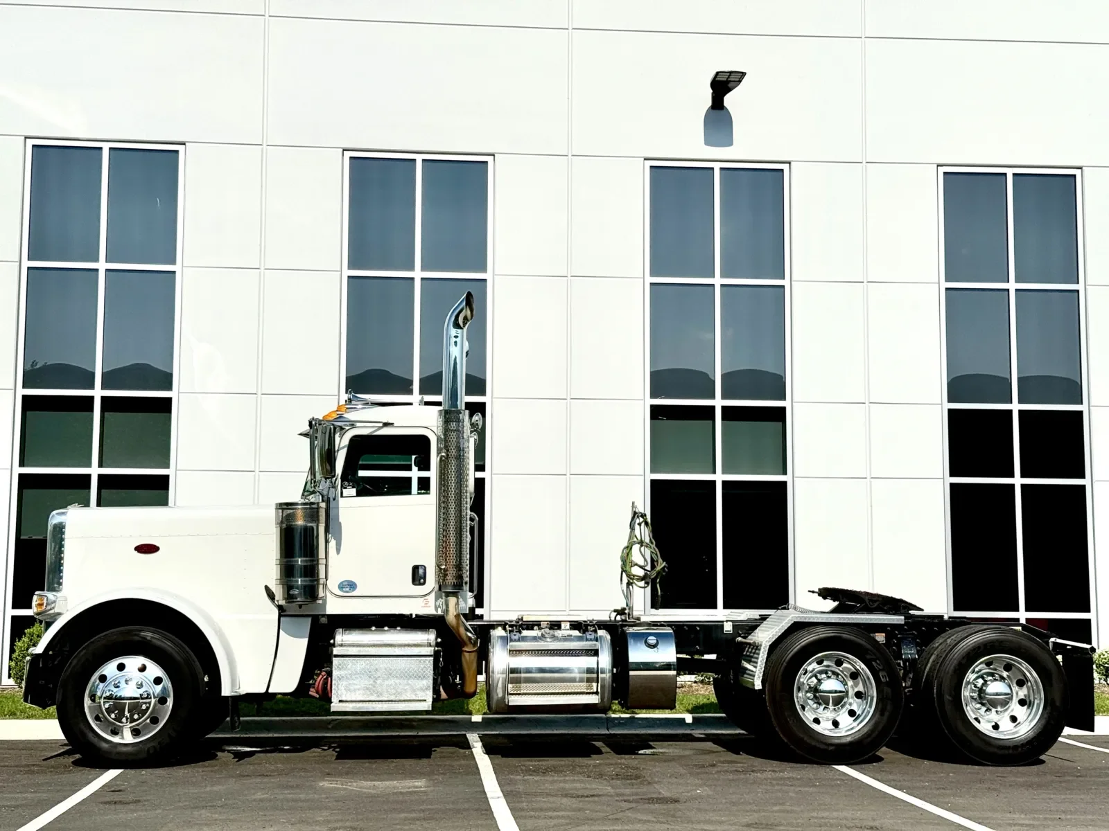 2022 Peterbilt 389 - image 4