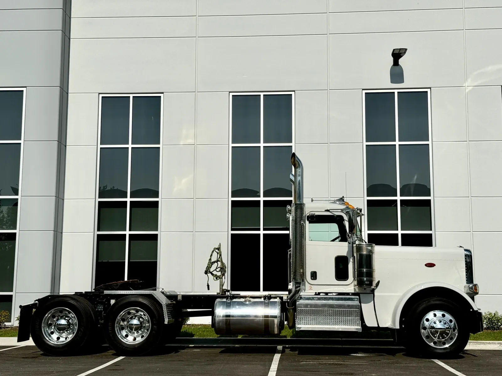 2022 Peterbilt 389 - image 3