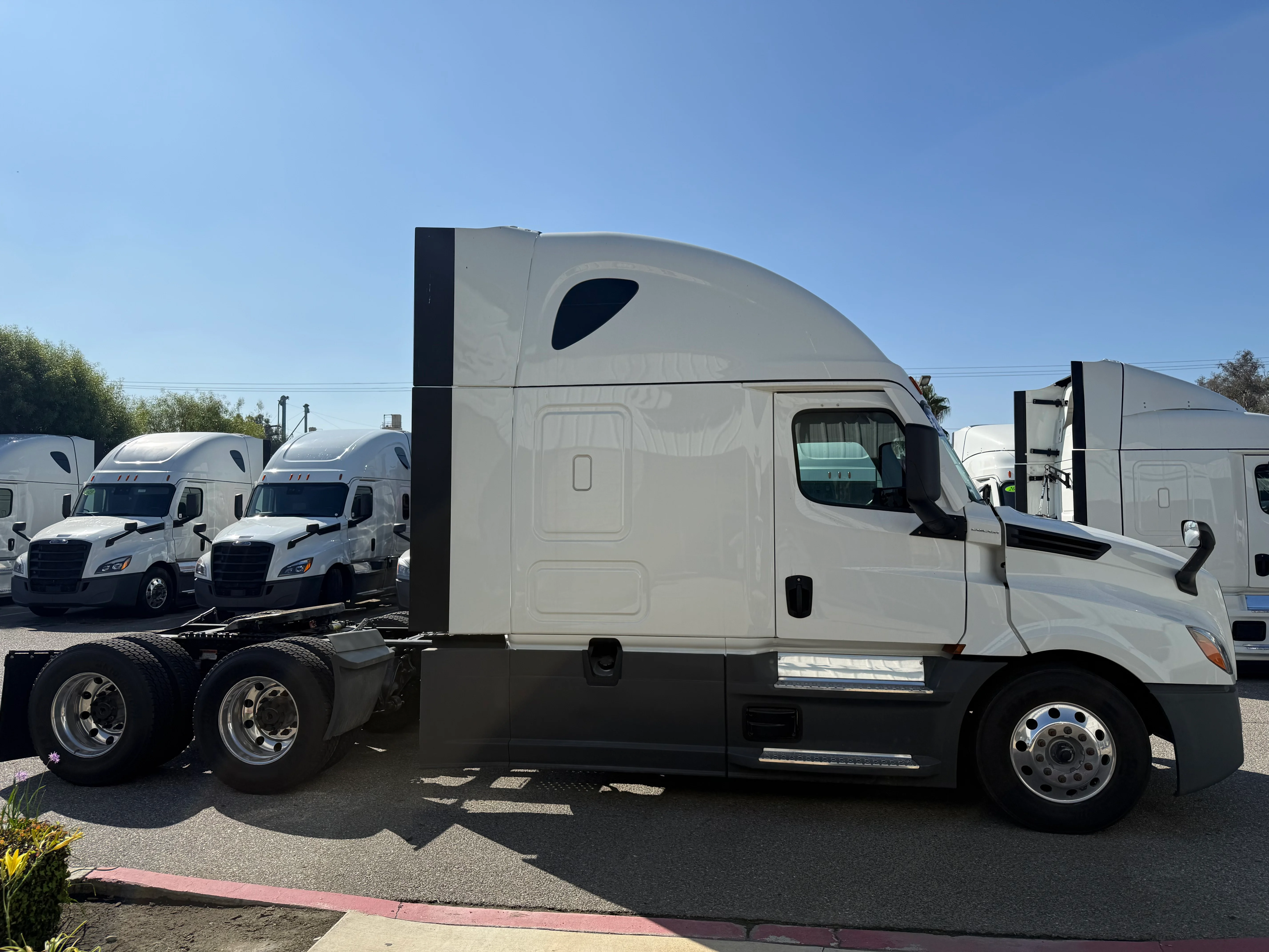 2023 Freightliner Cascadia in Fontana, CA — photo 9