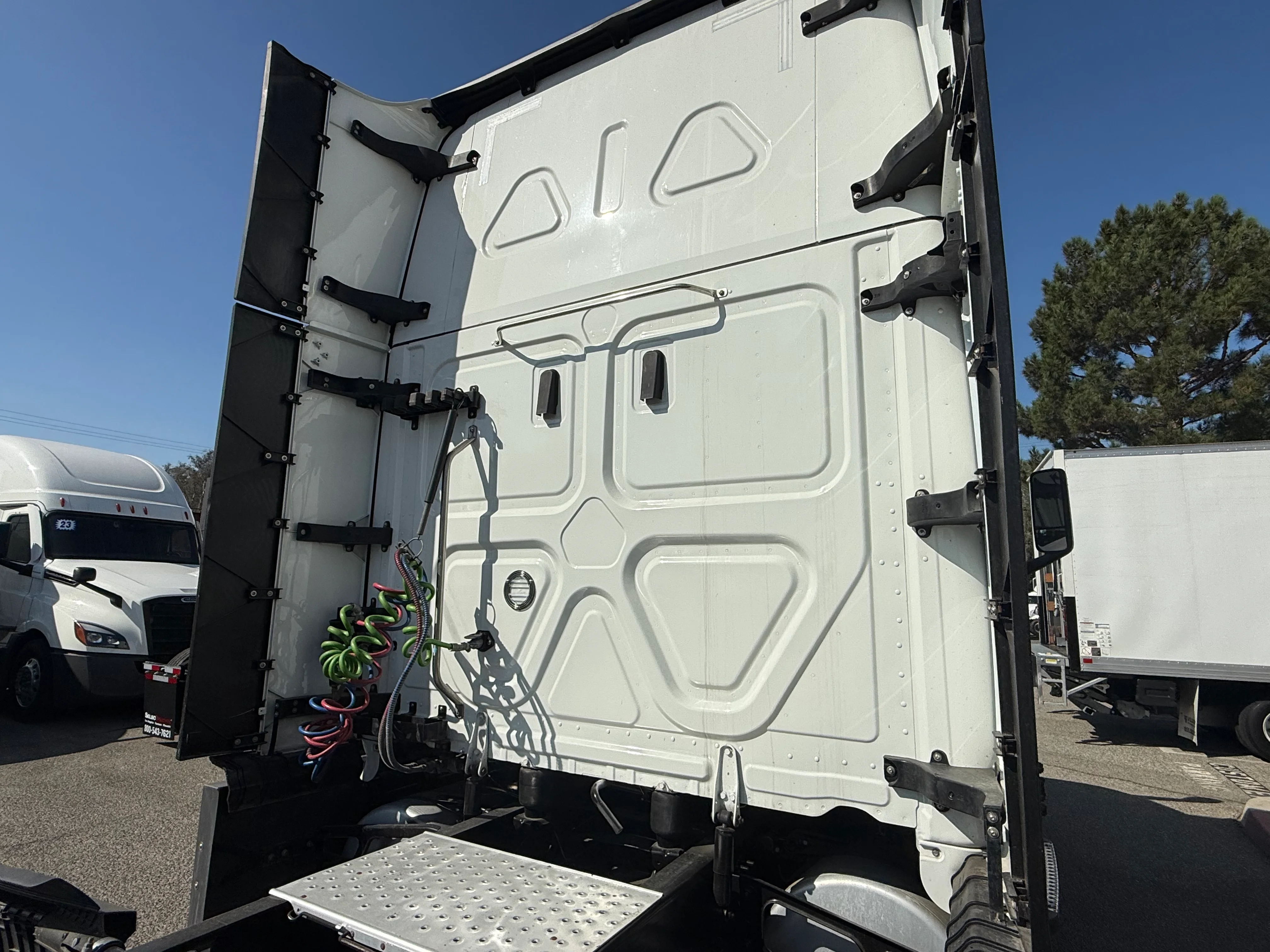 2023 Freightliner Cascadia in Fontana, CA — photo 7