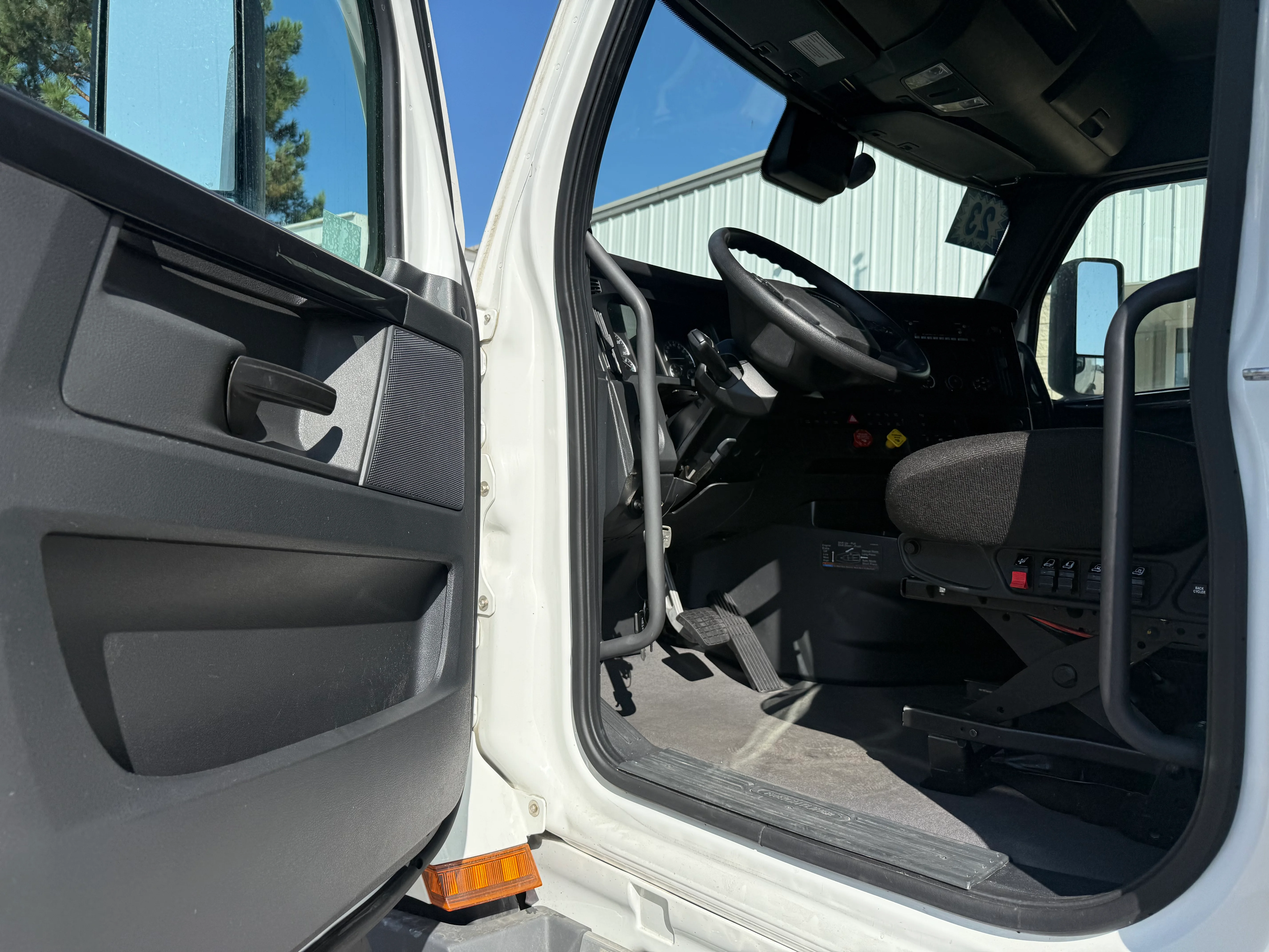 2023 Freightliner Cascadia in Fontana, CA — photo 14