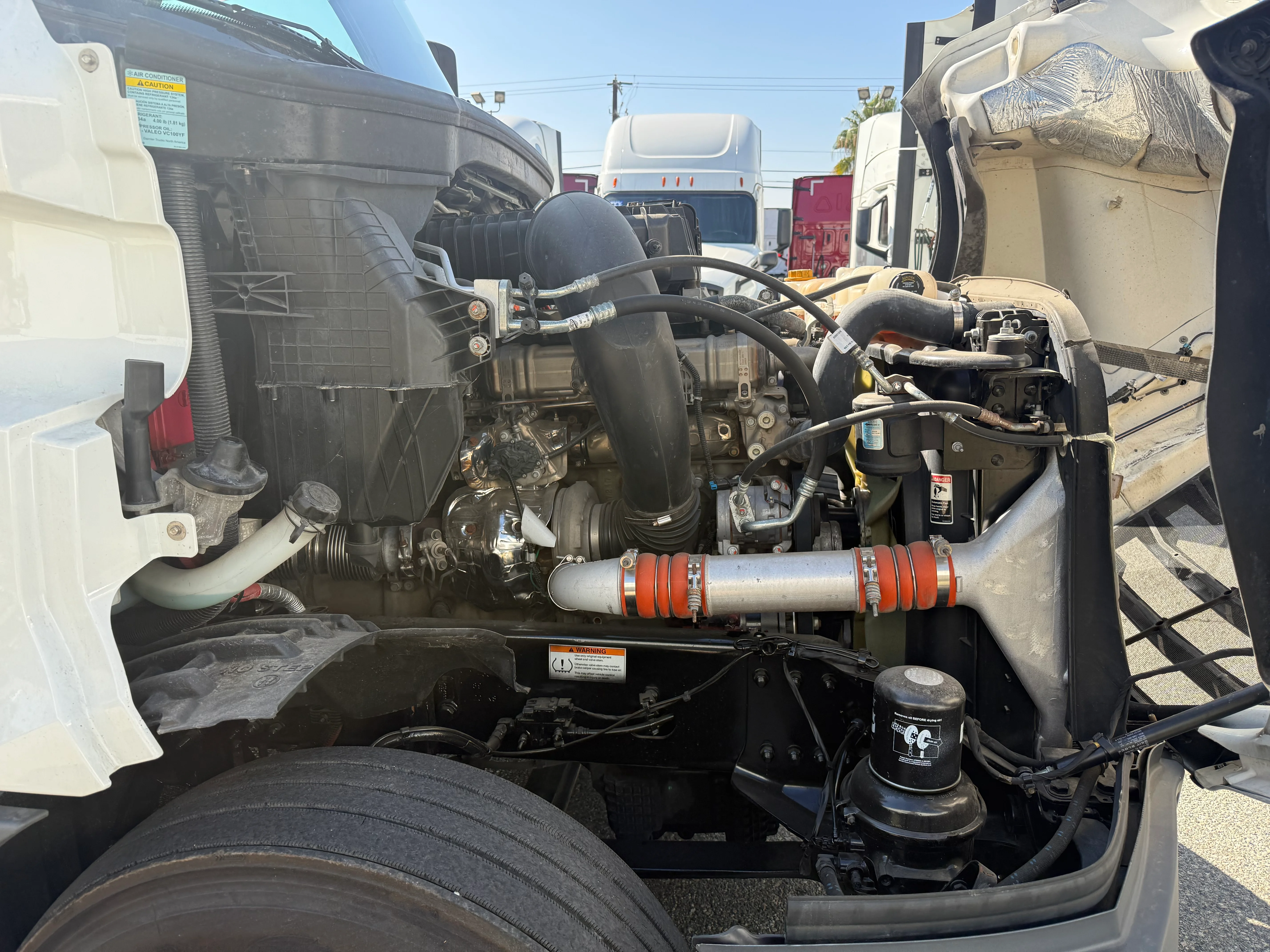 2023 Freightliner Cascadia in Fontana, CA — photo 11